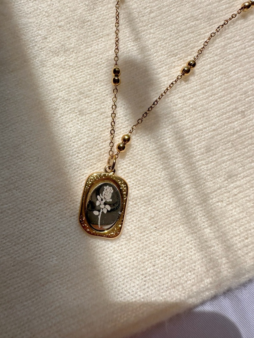 vintage vibe floral cameo pendant necklace - Picture 2 of 5